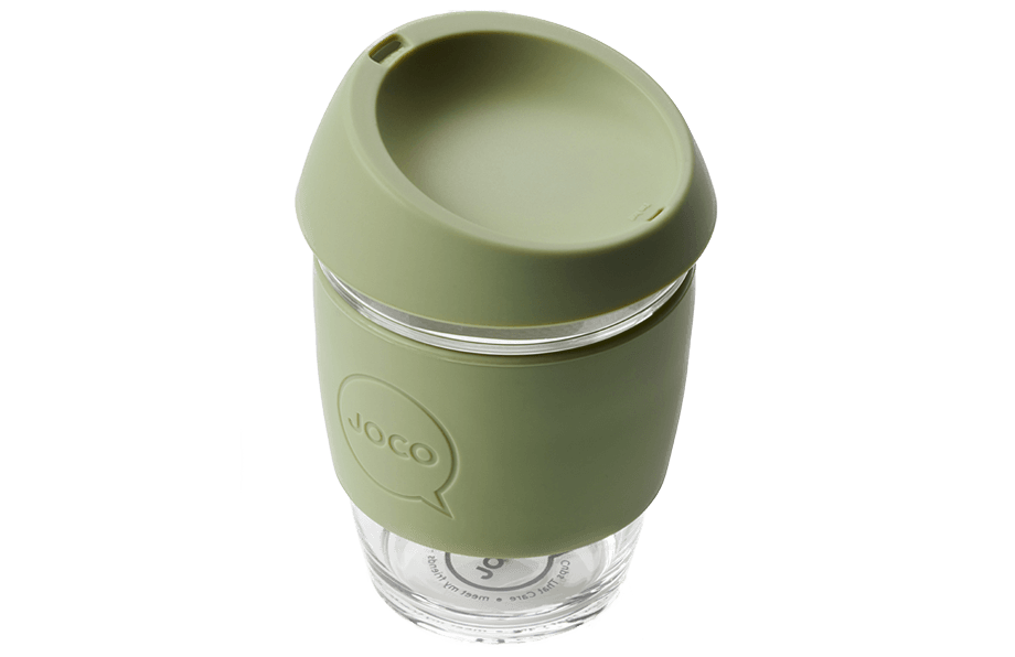 Green glass tumbler with a silicone lid 